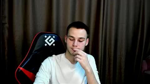 robert10211 online show from December 23, 2:29 am