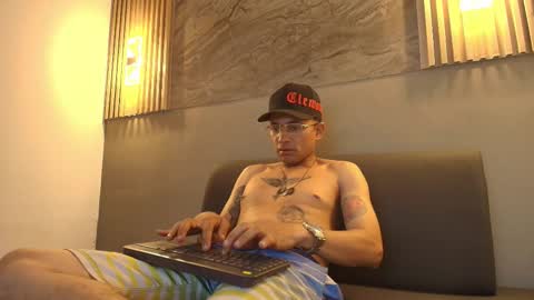 roger_flyn online show from December 18, 4:19 am