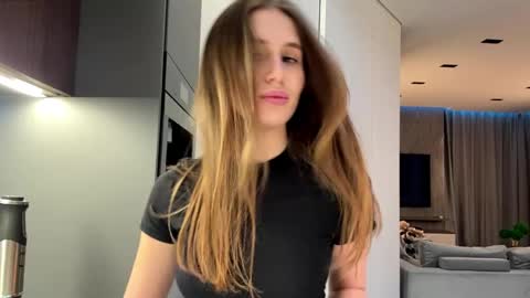 Ketlyn  is here now  help me get 50 thumbs up pls  online show from April 2, 1:51 pm