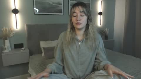 Mia online show from November 26, 7:27 am