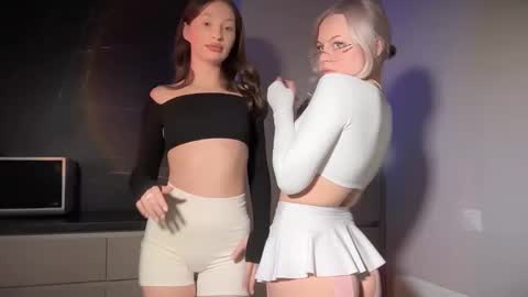 Sophie and Sarah online show from February 4, 5:06 pm