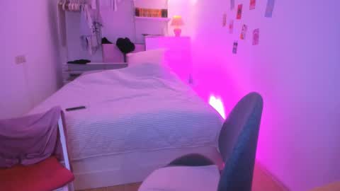 Roshelle online show from February 11, 8:10 pm