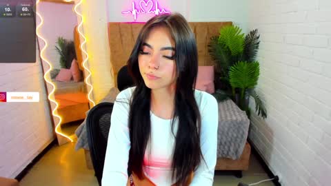 Snapshot of roxanne_tay chatting on January 8, 1:11 am roxanne_tay online show from January 8, 1:11 am