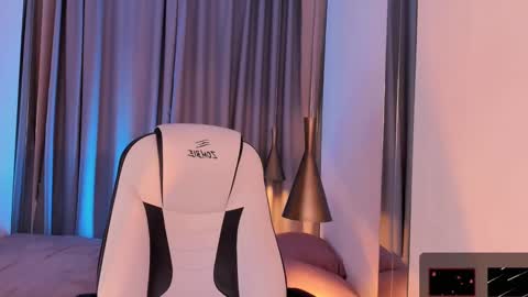 Roxy follow me online show from March 6, 4:38 pm