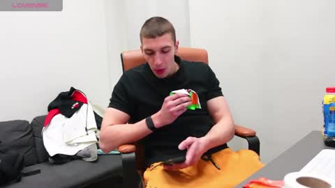 RYAN DOZER online show from April 6, 5:36 pm