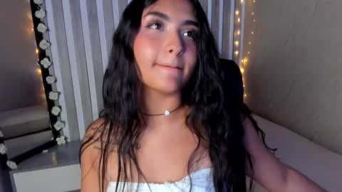 Snapshot of sabrinahims_ chatting on February 23, 7:44 am mariana  online show from February 23, 7:44 am