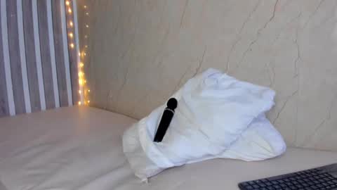 Snapshot of sabrinahims_ chatting on February 25, 2:03 am mariana  online show from February 25, 2:03 am