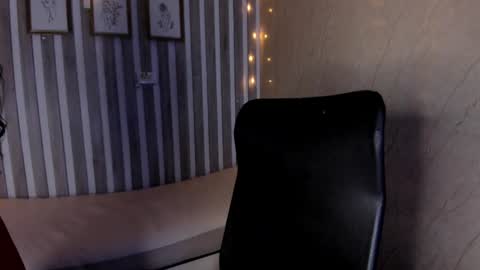 Snapshot of sabrinahims_ chatting on February 6, 10:00 pm mariana  online show from February 6, 10:00 pm