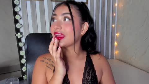 Snapshot of sabrinahims_ chatting on February 21, 11:10 pm mariana  online show from February 21, 11:10 pm