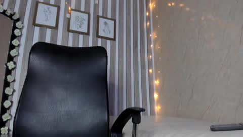 Snapshot of sabrinahims_ chatting on March 5, 12:38 am mariana  online show from March 5, 12:38 am