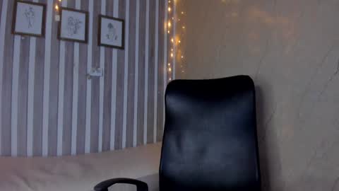 Snapshot of sabrinahims_ chatting on February 6, 1:16 am mariana  online show from February 6, 1:16 am