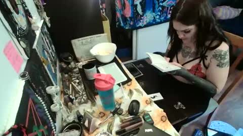 salemsslut online show from February 18, 6:37 pm