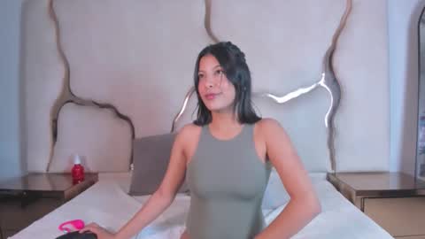 salmaportman_ online show from May 4, 12:39 am