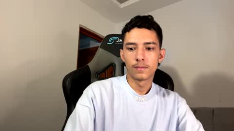 santi_twink19 online show from January 7, 3:44 pm
