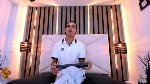 santiago_deluca online show from April 1, 7:22 pm