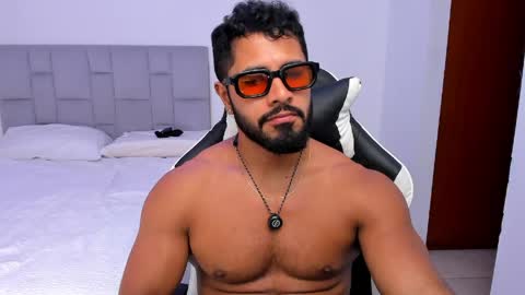 santiago_huntt online show from April 15, 9:15 pm