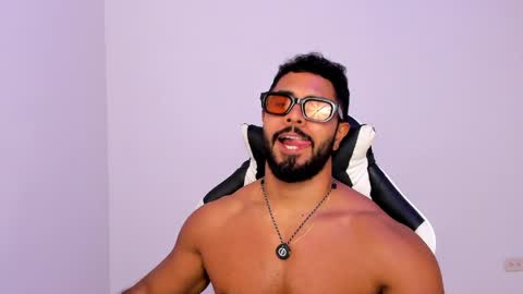 santiago_huntt online show from April 6, 9:05 pm