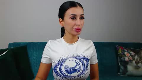 Im Sara I am happy to be here  online show from February 5, 6:00 pm