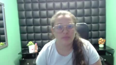 sara_thonson_ online show from February 2, 1:19 pm