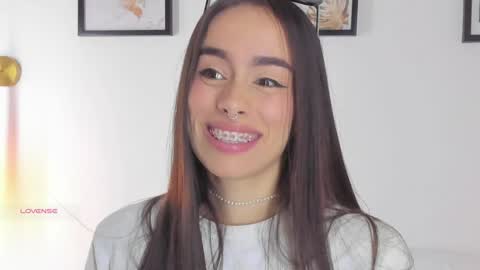 Snapshot of saraarchbould chatting on December 5, 5:01 pm Sara online show from December 5, 5:01 pm