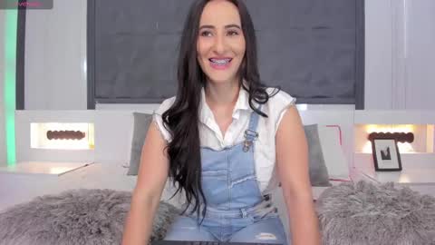 Snapshot of saragomez_1 chatting on February 14, 3:15 pm  Sara Gomez  online show from February 14, 3:15 pm