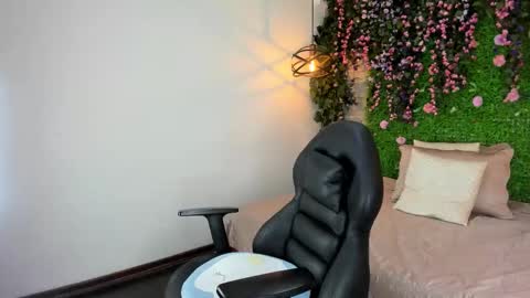 Sarah Deyvis online show from December 15, 1:29 pm