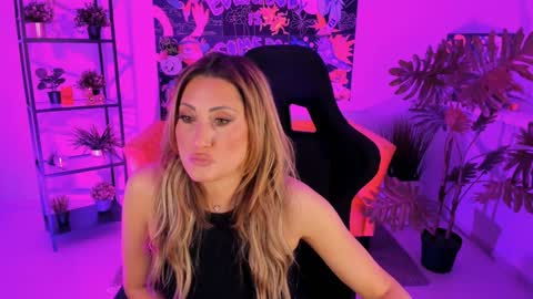 Divine Sarah NONUDE model online show from February 6, 11:09 am