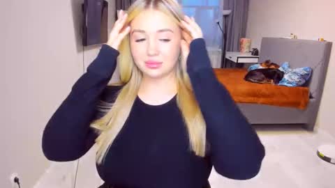 Sarah online show from April 15, 3:48 pm