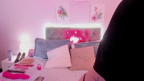 saskia_vellour online show from April 14, 7:50 pm