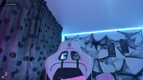    im expecting 300 thumbs up on my altar online show from November 3, 12:55 am