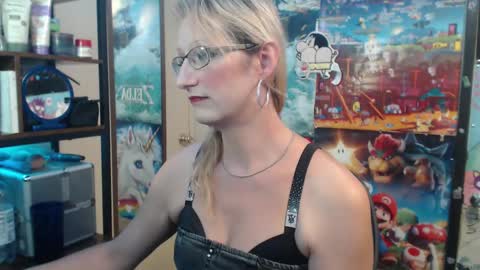 Snapshot of savanah_banana chatting on October 6, 4:30 am Savanah online show from October 6, 4:30 am