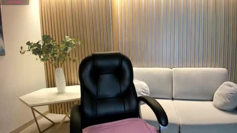 S a v a n n a h  online show from March 21, 11:59 am