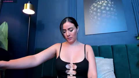 Scarlet Edwars online show from March 3, 8:27 pm