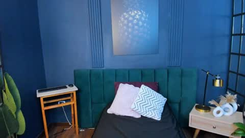 Scarlet Edwars online show from April 7, 7:05 pm