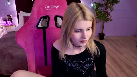 scarletblackwood online show from April 10, 8:30 am