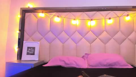 scarlethbigbug online show from January 18, 1:20 pm