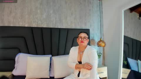 Snapshot of scarlett_monroe_1 chatting on October 17, 11:25 am scarlett_monroe_1 online show from October 17, 11:25 am