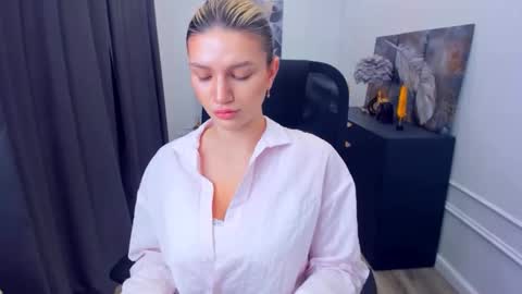 selenaemoore online show from May 23, 9:49 am