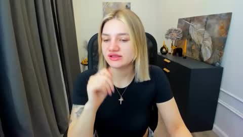 selenaemoore online show from April 19, 3:40 am