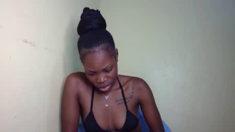 Snapshot of shania_sleigh chatting on February 18, 7:09 pm shania_sleigh online show from February 18, 7:09 pm