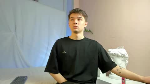 Max online show from April 8, 7:28 pm