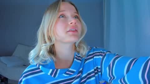 Snapshot of showmejenny chatting on October 2, 4:17 pm jennywoody online show from October 2, 4:17 pm