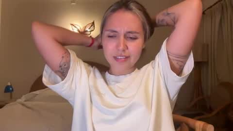 You fav Miss Si online show from April 22, 1:40 pm