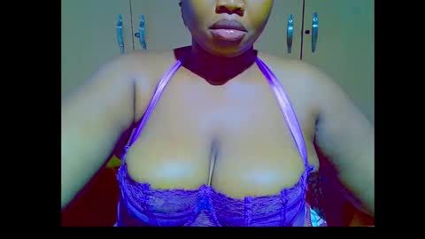 Snapshot of silky_caramel chatting on October 22, 8:28 am Caramel online show from October 22, 8:28 am