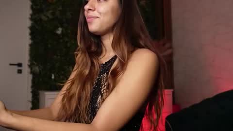 Dee online show from December 14, 9:32 pm