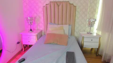 SkinnyGirl online show from February 25, 8:01 pm