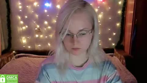 smallimpmeili online show from November 27, 8:05 pm