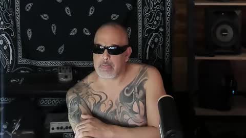 Snapshot of smokey915 chatting on February 16, 5:15 pm Smokey915 online show from February 16, 5:15 pm