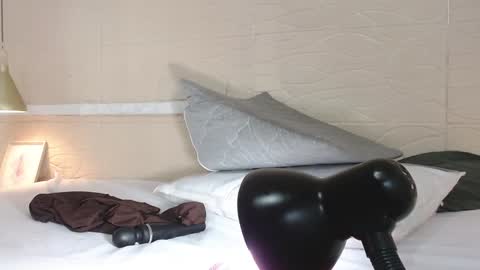 Snapshot of sneakyy_fantasy chatting on January 16, 9:48 am Hellen  online show from January 16, 9:48 am