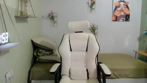 Snapshot of snow_2000 chatting on December 12, 8:47 am snow_2000 online show from December 12, 8:47 am